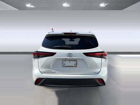 Certified 2025 Toyota Highlander XLE FWD image 10