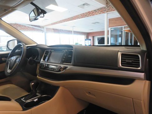 Used 2016 Toyota Highlander XLE FWD image 34
