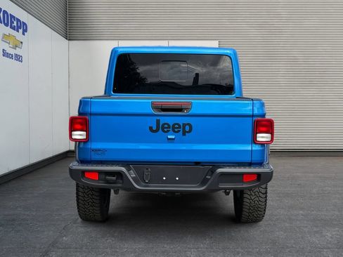 Used 2025 Jeep Gladiator Sport AWD/4WD image 4