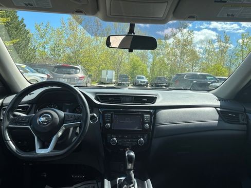 Used 2017 Nissan Rogue SV w/ SV Premium Package AWD/4WD image 16