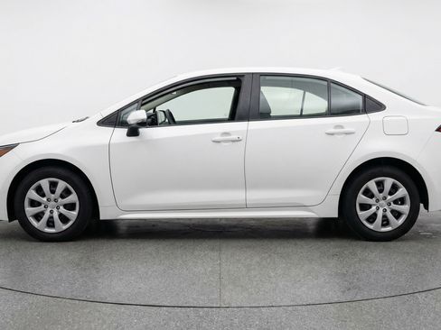 Used 2025 Toyota Corolla LE FWD image 5
