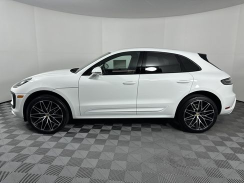 Certified 2025 Porsche Macan image 2