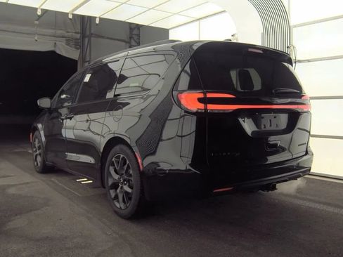 Used 2025 Chrysler Pacifica Limited w/ Trailer Tow Group FWD image 4