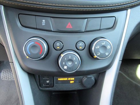 Certified 2022 Chevrolet Trax LT w/ LT Convenience Package AWD/4WD image 22