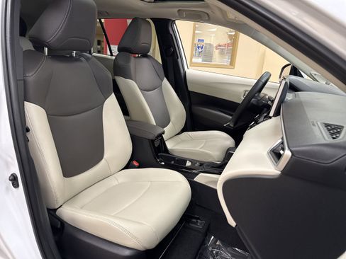 Used 2024 Toyota Corolla Cross XLE w/ Convenience Package image 20
