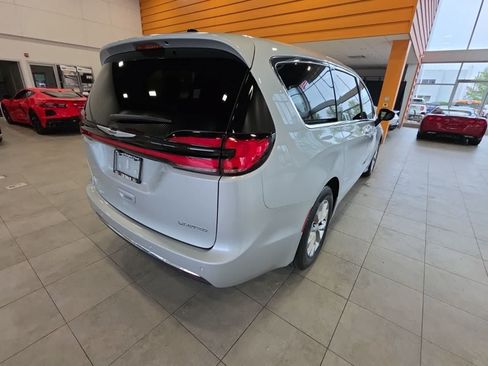 Used 2026 Chrysler Pacifica Limited FWD image 9