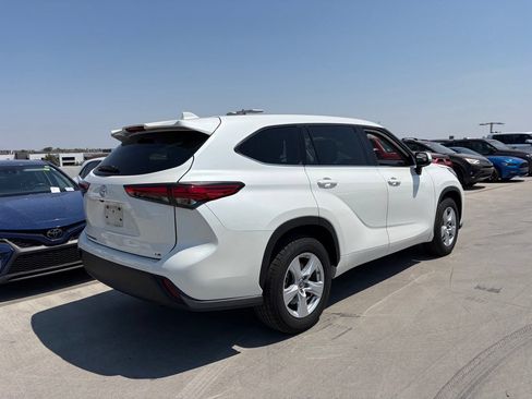 Used 2020 Toyota Highlander LE FWD image 2