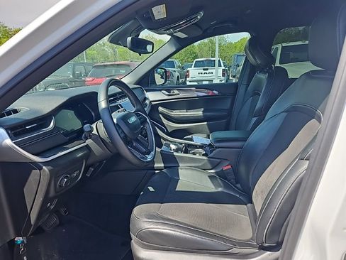 Used 2021 Jeep Grand Cherokee L Laredo image 16