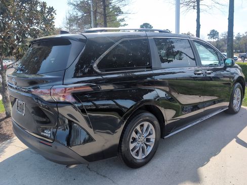 Certified 2024 Toyota Sienna XLE image 10