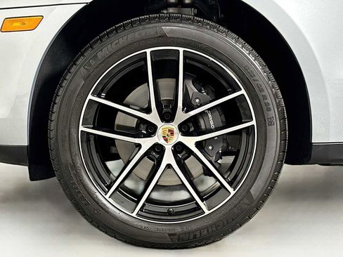 Certified 2024 Porsche Macan image 31