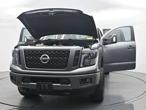 Used 2018 Nissan Titan SL w/ Midnight Edition AWD/4WD image 32