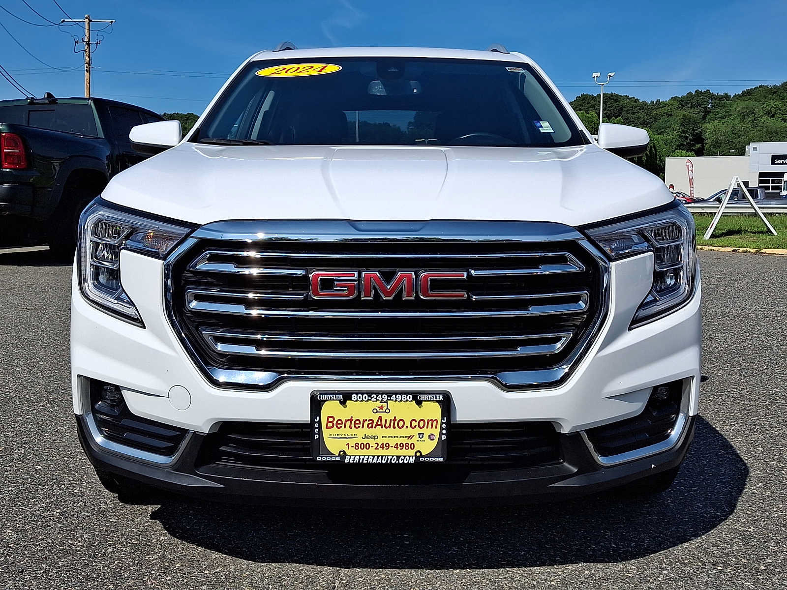 Used 2024 GMC Terrain SLT AWD/4WD image 2