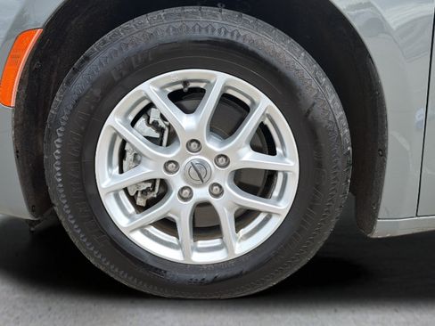 Used 2022 Chrysler Pacifica Touring-L FWD image 23