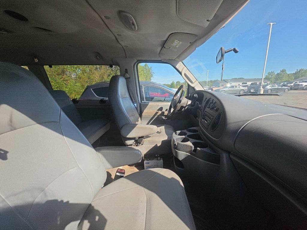 Used 2006 Ford E-150 and Econoline 150 Wagon RWD image 4