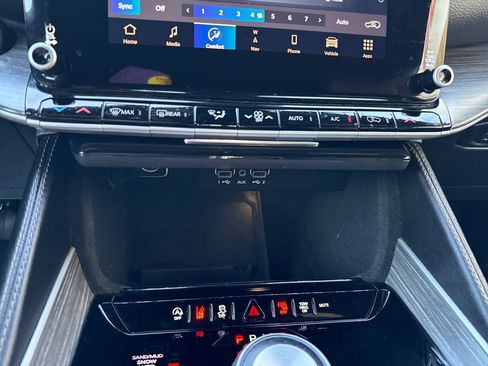 Used 2024 Jeep Wagoneer Series II AWD/4WD image 17