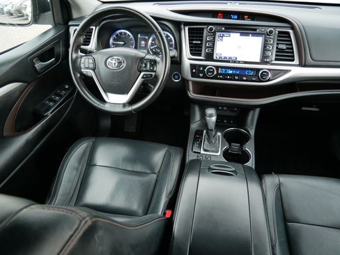 Used 2017 Toyota Highlander XLE w/ Carpet Mat Package AWD/4WD image 9
