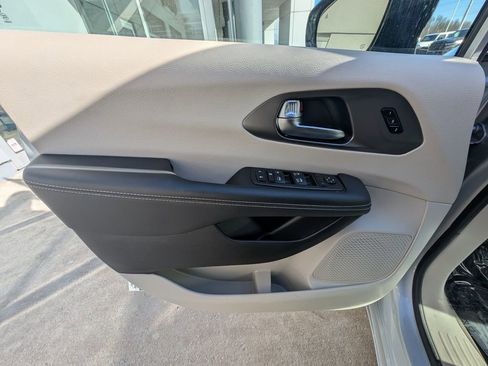 Used 2024 Chrysler Pacifica Touring-L image 36