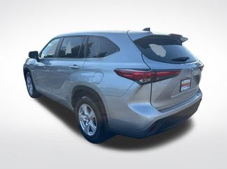 Used 2023 Toyota Highlander L FWD video 3