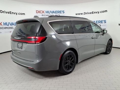 Used 2022 Chrysler Pacifica Touring-L FWD image 4