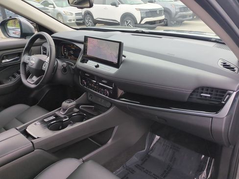 Certified 2025 Nissan Rogue SL w/ SL Premium Package FWD image 45
