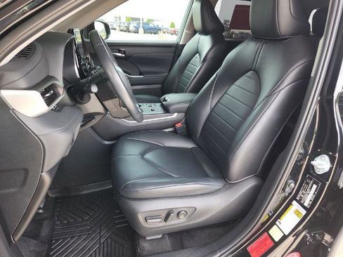 Used 2024 Toyota Highlander XLE FWD image 12