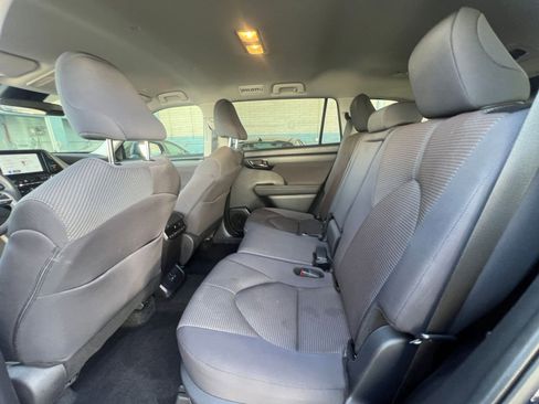 Used 2025 Toyota Highlander LE FWD image 28