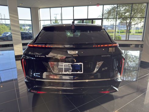 Certified 2024 Cadillac Lyriq Luxury AWD/4WD image 4
