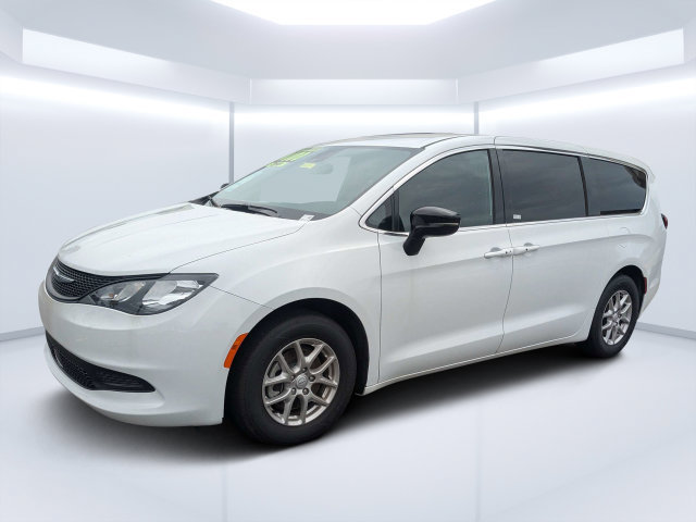 Used 2025 Chrysler Voyager LX FWD image 7