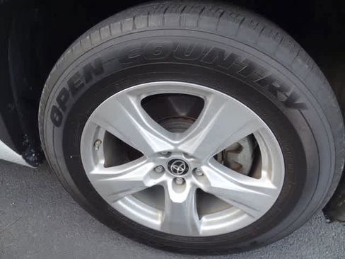 Used 2023 Toyota Highlander LE FWD image 17