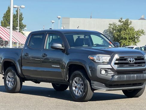 Used 2017 Toyota Tacoma SR5 w/ Tow Package RWD image 5
