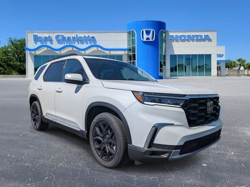 New 2025 Honda Pilot Touring image 2