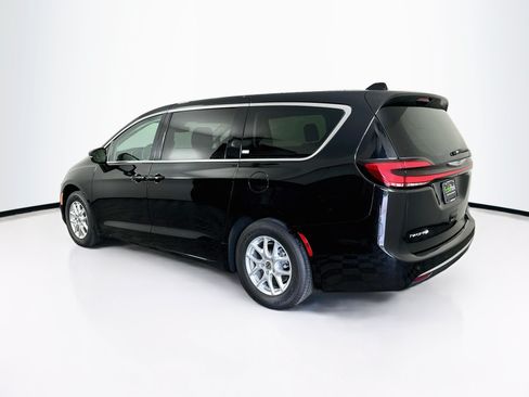 Used 2024 Chrysler Pacifica Touring-L FWD image 5