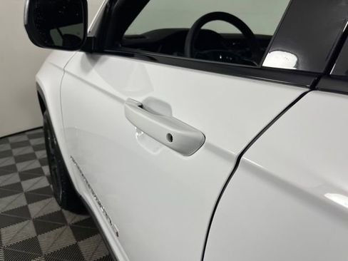 Used 2025 Jeep Grand Cherokee Laredo X image 13