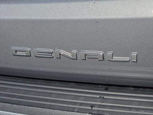 Used 2023 GMC Yukon Denali AWD/4WD image 9