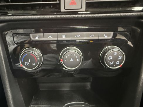 Certified 2023 Volkswagen Taos SE w/ Panoramic Sunroof Package FWD image 15