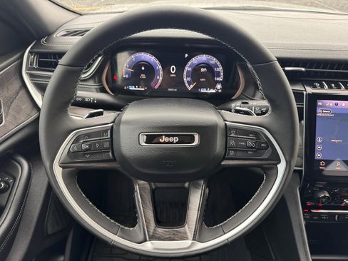 Used 2025 Jeep Grand Cherokee L Limited w/ Black Appearance Package image 9