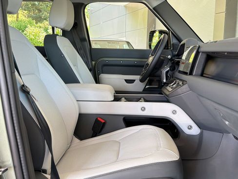 Used 2025 Land Rover Defender 110 X-Dynamic SE AWD/4WD image 31