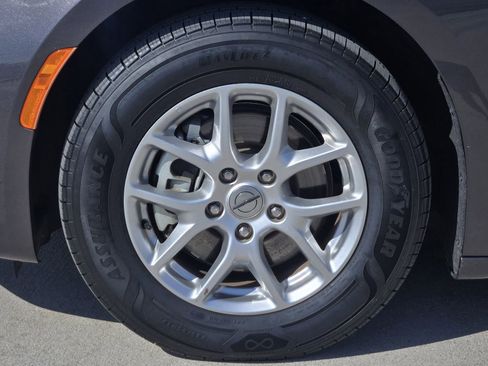 Used 2023 Chrysler Pacifica Touring-L image 13