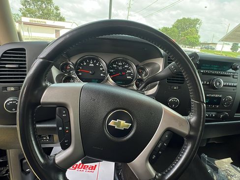 Used 2011 Chevrolet Silverado 2500 LT w/ Interior Plus Package AWD/4WD image 14