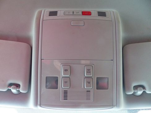 Used 2016 Volkswagen Golf SE image 35