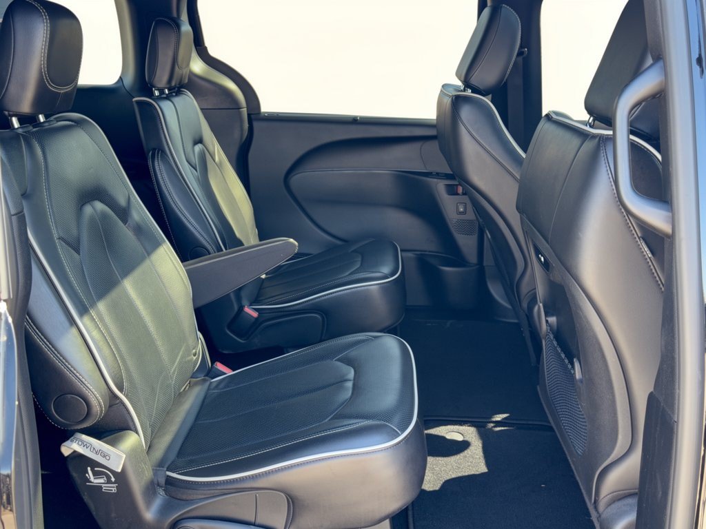Used 2025 Chrysler Pacifica Limited FWD image 29