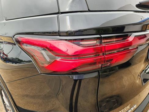 Used 2023 Chevrolet Traverse Premier FWD image 7