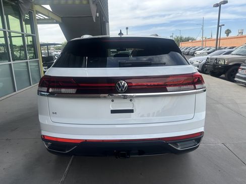 Used 2024 Volkswagen Atlas Cross Sport SE w/ Panoramic Sunroof Package FWD image 12