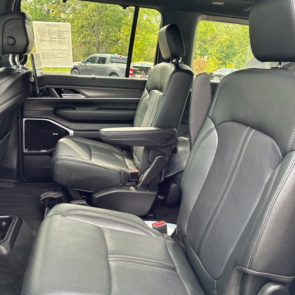Used 2023 Jeep Wagoneer Series III w/ Premium Group I AWD/4WD image 9