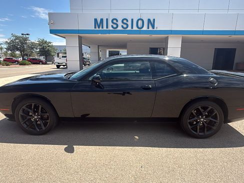 Used 2022 Dodge Challenger SXT w/ Blacktop Package RWD image 4