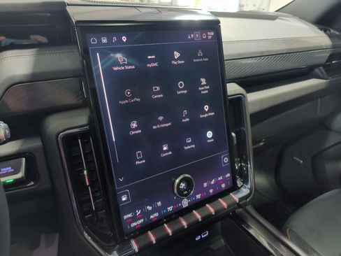 Used 2025 GMC Yukon AT4 w/ AT4 Premium Package AWD/4WD image 13