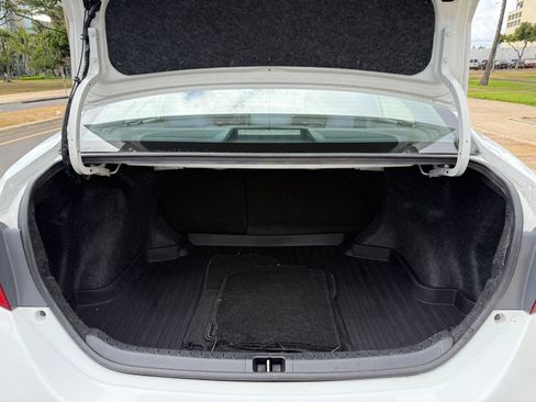 Used 2018 Toyota Corolla LE FWD image 19
