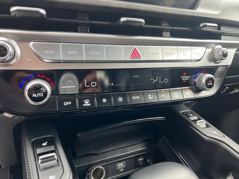 Certified 2024 Kia Telluride EX w/ EX Captain's Chair Package FWD image 22