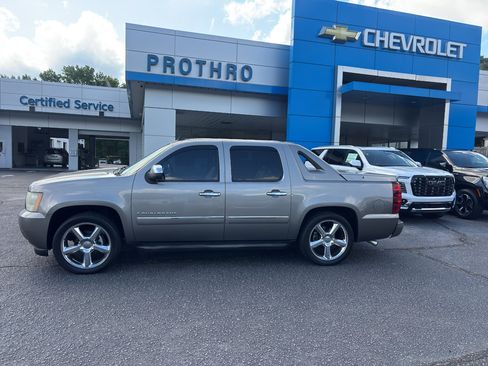 Used 2009 Chevrolet Avalanche LT RWD image 1