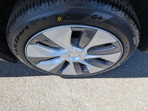 Used 2023 Tesla Model Y Long Range AWD/4WD image 21